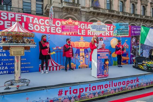 Coronavirus in Italien, Schausteller und Zirkusleute protestieren in Mailand Milan. Carousel and circus event in Piazza Duomo for the reopening of circuses and shows Editorial Usage Only  Copyright: xCarloxCozzolix xIPAx