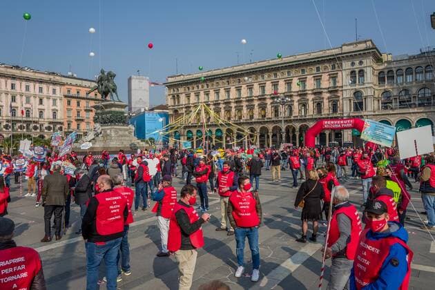 Coronavirus in Italien, Schausteller und Zirkusleute protestieren in Mailand Milan. Carousel and circus event in Piazza Duomo for the reopening of circuses and shows Editorial Usage Only  Copyright: xCarloxCozzolix xIPAx