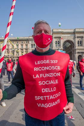 Coronavirus in Italien, Schausteller und Zirkusleute protestieren in Mailand Milan. Carousel and circus event in Piazza Duomo for the reopening of circuses and shows Editorial Usage Only  Copyright: xCarloxCozzolix xIPAx