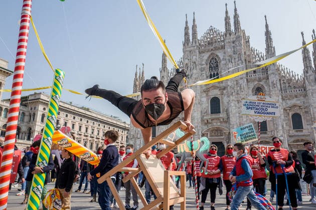 Coronavirus in Italien, Schausteller und Zirkusleute protestieren in Mailand Milan. Carousel and circus event in Piazza Duomo for the reopening of circuses and shows Editorial Usage Only  Copyright: xCarloxCozzolix xIPAx