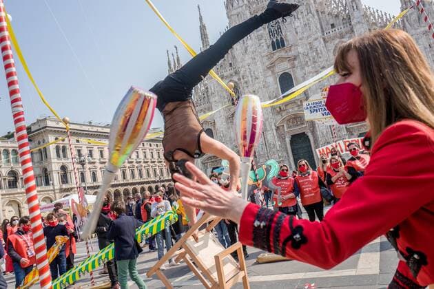 Coronavirus in Italien, Schausteller und Zirkusleute protestieren in Mailand Milan. Carousel and circus event in Piazza Duomo for the reopening of circuses and shows Editorial Usage Only  Copyright: xCarloxCozzolix xIPAx