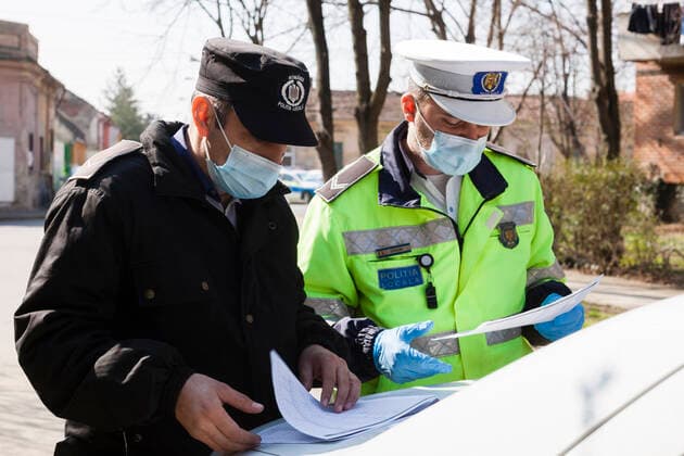 Coronavirus in Rumänien, Polizei überprüft Einhaltung der Quarantäne March 26, 2021, Timisoara, Timis, Romania: Police officers form the Timisoara Local Police Department check on people who are sick with COVID-19 and quarantined at their residence for 14 days, to ensure that they are respecting the quarantine imposed by the Department of Public Health and to inquire whether they are short on basic necessities such as food or medication. Timisoara Romania - ZUMAp180 20210326_zip_p180_001 Copyright: xCornelxPutanx