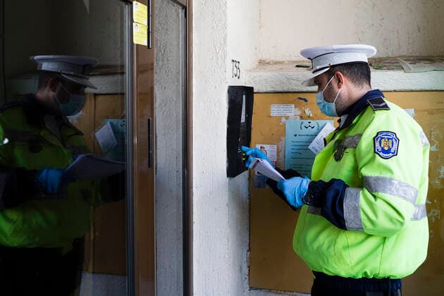 Coronavirus in Rumänien, Polizei überprüft Einhaltung der Quarantäne March 26, 2021, Timisoara, Timis, Romania: Police officers form the Timisoara Local Police Department check on people who are sick with COVID-19 and quarantined at their residence for 14 days, to ensure that they are respecting the quarantine imposed by the Department of Public Health and to inquire whether they are short on basic necessities such as food or medication. Timisoara Romania - ZUMAp180 20210326_zip_p180_002 Copyright: xCornelxPutanx