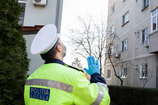 Coronavirus in Rumänien, Polizei überprüft Einhaltung der Quarantäne March 26, 2021, Timisoara, Timis, Romania: Police officers form the Timisoara Local Police Department check on people who are sick with COVID-19 and quarantined at their residence for 14 days, to ensure that they are respecting the quarantine imposed by the Department of Public Health and to inquire whether they are short on basic necessities such as food or medication. Timisoara Romania - ZUMAp180 20210326_zip_p180_003 Copyright: xCornelxPutanx