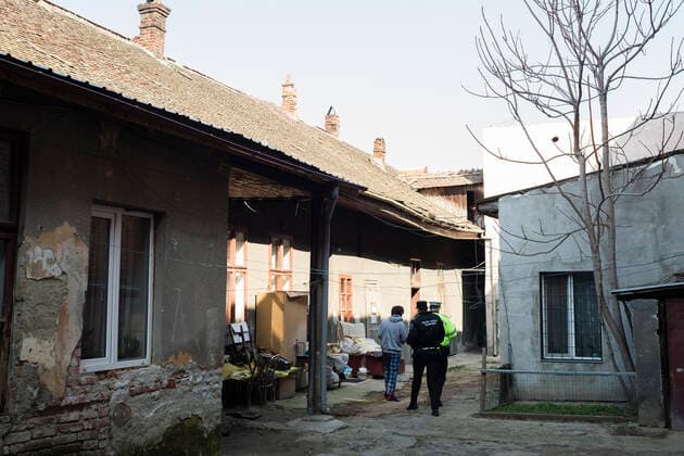 Coronavirus in Rumänien, Polizei überprüft Einhaltung der Quarantäne March 26, 2021, Timisoara, Timis, Romania: Police officers form the Timisoara Local Police Department check on people who are sick with COVID-19 and quarantined at their residence for 14 days, to ensure that they are respecting the quarantine imposed by the Department of Public Health and to inquire whether they are short on basic necessities such as food or medication. Timisoara Romania - ZUMAp180 20210326_zip_p180_004 Copyright: xCornelxPutanx