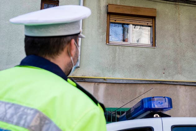 Coronavirus in Rumänien, Polizei überprüft Einhaltung der Quarantäne March 26, 2021, Timisoara, Timis, Romania: Police officers form the Timisoara Local Police Department check on people who are sick with COVID-19 and quarantined at their residence for 14 days, to ensure that they are respecting the quarantine imposed by the Department of Public Health and to inquire whether they are short on basic necessities such as food or medication. Timisoara Romania - ZUMAp180 20210326_zip_p180_007 Copyright: xCornelxPutanx