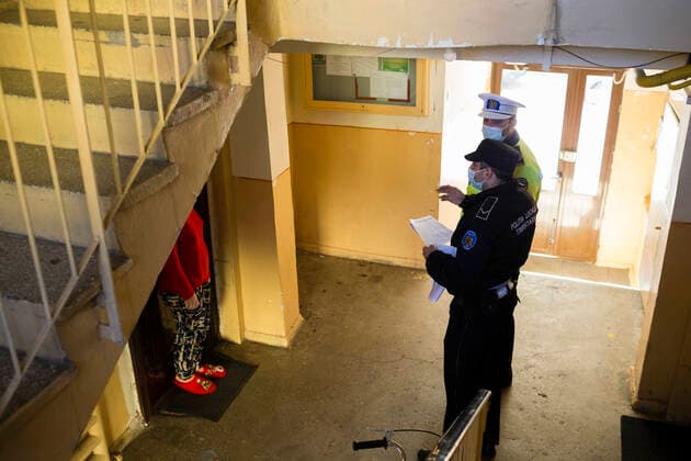 Coronavirus in Rumänien, Polizei überprüft Einhaltung der Quarantäne March 26, 2021, Timisoara, Timis, Romania: Police officers form the Timisoara Local Police Department check on people who are sick with COVID-19 and quarantined at their residence for 14 days, to ensure that they are respecting the quarantine imposed by the Department of Public Health and to inquire whether they are short on basic necessities such as food or medication. Timisoara Romania - ZUMAp180 20210326_zip_p180_009 Copyright: xCornelxPutanx