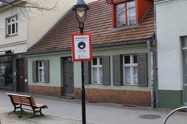 Hinweisschild zur Maskenpflicht in der Karl-Liebknecht-Straße im Weberviertel in Babelsberg während der Coronavirus-Pandemie, Potsdam, 25. März 2021. Coronavirus in Potsdam