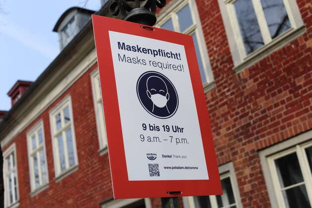 Hinweisschild zur Maskenpflicht in der Benkertstraße im Holländischen Viertel während der Coronavirus-Pandemie, Potsdam, 25. März 2021. Coronavirus in Potsdam