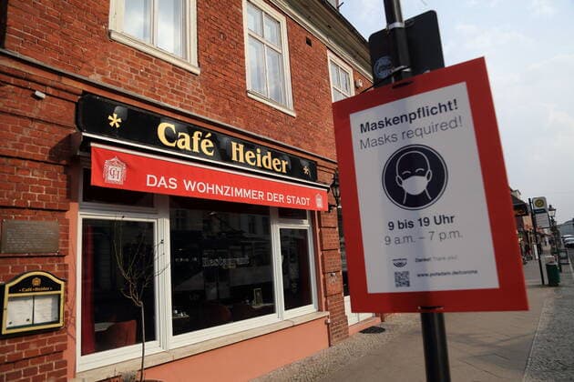 Hinweisschild zur Maskenpflicht am geschlossenen Cafe Heider in der Friedrich-Ebert-Straße im Holländischen Viertel während der Coronavirus-Pandemie, Potsdam, 25. März 2021. Coronavirus in Potsdam