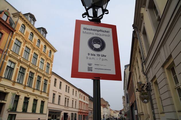 Hinweisschild zur Maskenpflicht in der Jägerstraße während der Coronavirus-Pandemie, Potsdam, 25. März 2021. Coronavirus in Potsdam