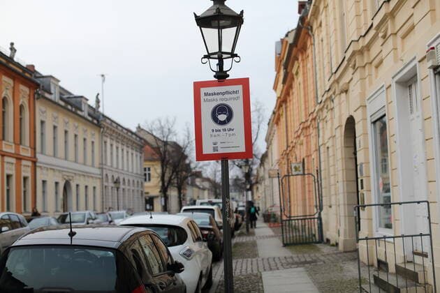 Hinweisschild zur Maskenpflicht in der Hermann-Elflein-Straße während der Coronavirus-Pandemie, Potsdam, 25. März 2021. Coronavirus in Potsdam