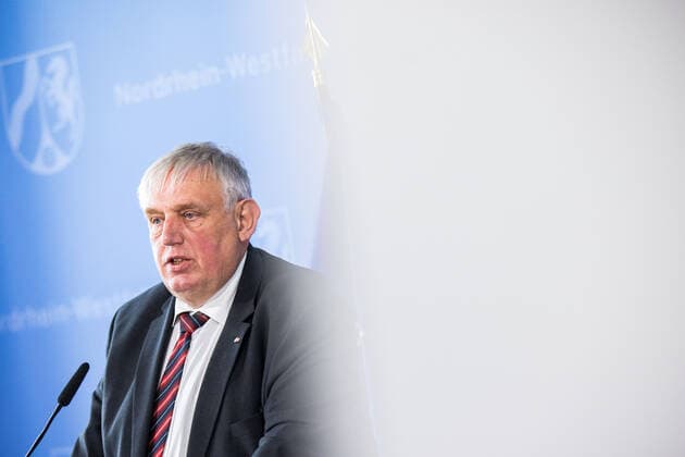 Coronavirus - Landesregierung Nordrhein-Westfalen Karl-Josef Laumann (CDU), Gesundheitsminister von Nordrhein-Westfalen, spricht während einer Pressekonferenz. Laumann informierte zur aktuellen Lage in der Corona-Pandemie und zur Umsetzung der weiteren Maßnahmen. Düsseldorf Nordrhein-Westfalen Deutschland