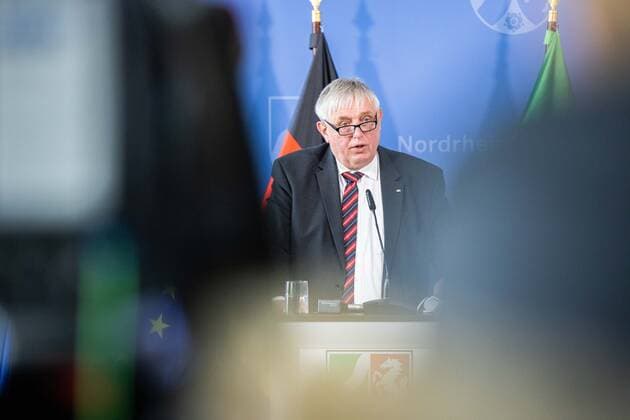 Coronavirus - Landesregierung Nordrhein-Westfalen Karl-Josef Laumann (CDU), Gesundheitsminister von Nordrhein-Westfalen, spricht während einer Pressekonferenz. Laumann informierte zur aktuellen Lage in der Corona-Pandemie und zur Umsetzung der weiteren Maßnahmen. Düsseldorf Nordrhein-Westfalen Deutschland