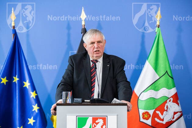 Coronavirus - Landesregierung Nordrhein-Westfalen Karl-Josef Laumann (CDU), Gesundheitsminister von Nordrhein-Westfalen, spricht während einer Pressekonferenz. Laumann informierte zur aktuellen Lage in der Corona-Pandemie und zur Umsetzung der weiteren Maßnahmen. Düsseldorf Nordrhein-Westfalen Deutschland