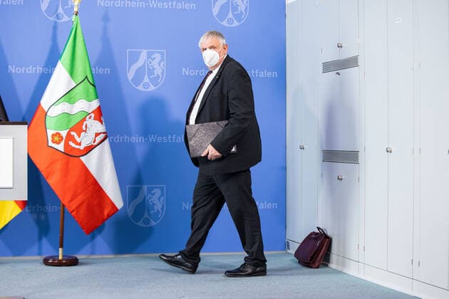 Coronavirus - Landesregierung Nordrhein-Westfalen Karl-Josef Laumann (CDU), Gesundheitsminister von Nordrhein-Westfalen, kommt zu einer Pressekonferenz. Laumann informierte zur aktuellen Lage in der Corona-Pandemie und zur Umsetzung der weiteren Maßnahmen. Düsseldorf Nordrhein-Westfalen Deutschland
