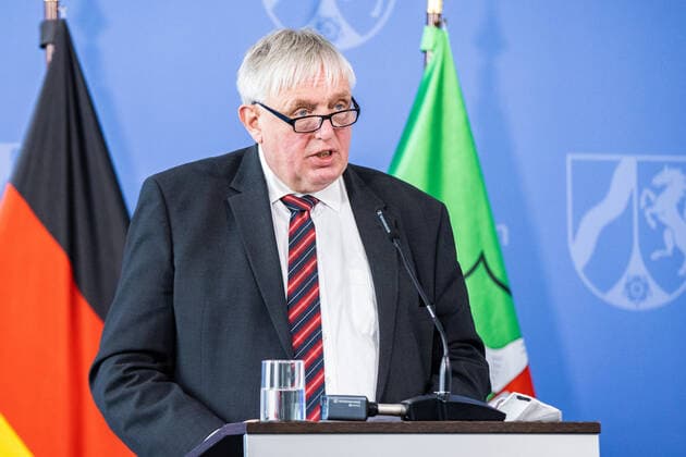 Coronavirus - Landesregierung Nordrhein-Westfalen Karl-Josef Laumann (CDU), Gesundheitsminister von Nordrhein-Westfalen, spricht während einer Pressekonferenz. Laumann informierte zur aktuellen Lage in der Corona-Pandemie und zur Umsetzung der weiteren Maßnahmen. Düsseldorf Nordrhein-Westfalen Deutschland
