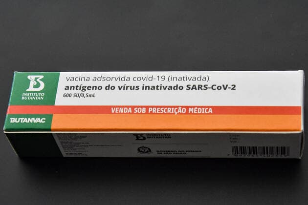 Coronavirus in Brasilien, Butantan Institute präsentiert nationalen Impfstoff Butanvac SÃO PAULO, SP - 26.03.2021: COLETIVA DE IMPRENSA JOÃO DORIA COVID19 - João Doria, (PSDB) Governor of São Paulo, announced that the Butantan Institute has developed a new Brazilian vaccine against Covid-19, (Coronavirus) to Butanvac, and will ask the National Health Surveillance Agency (Anvisa) to start testing. This Friday, (26) at the Butantan Institute. In the box photo of the Butanvac vaccine. x2046959x  RobertoxCasimiro