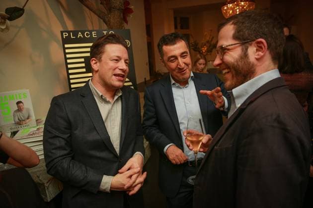 Jamie Oliver und Cem Özdemir und Julian Reichelt BILD PLACE TO BE - Ein Abend mit Jamie Oliver im Restaurant Gärtnerei in Berlin *** Jamie Oliver and Cem Özdemir and Julian Reichelt PICTURE PLACE TO BE An evening with Jamie Oliver at the Gärtnerei restaurant in Berlin Copyright: x xEventpressxFuhrx