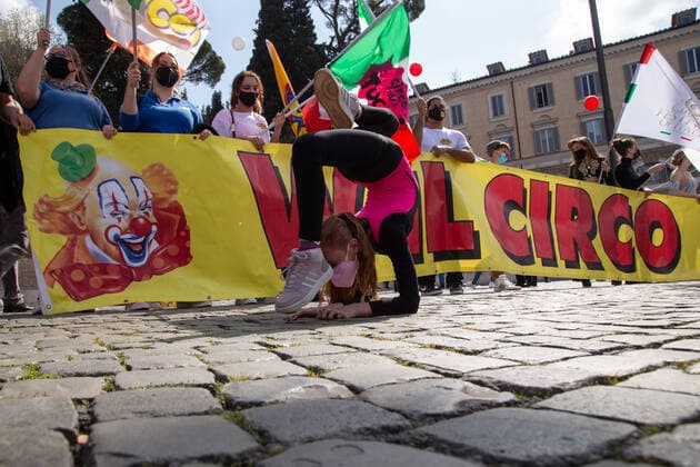 Italy: Protest of Circus Workers in Rome Performance during demonstration in Piazza del Popolo in Rome organized by circus and amusement park workers Demonstration in Piazza del Popolo in Rome organized by circus and amusement park workers, to protest against the closure of hundreds of amusement parks in Italy and the cancellation of circus shows throughout Italy, over five thousand families without work and income since the first lockdown. Rome Italy Piazza del Popolo Copyright: MatteoxNardone