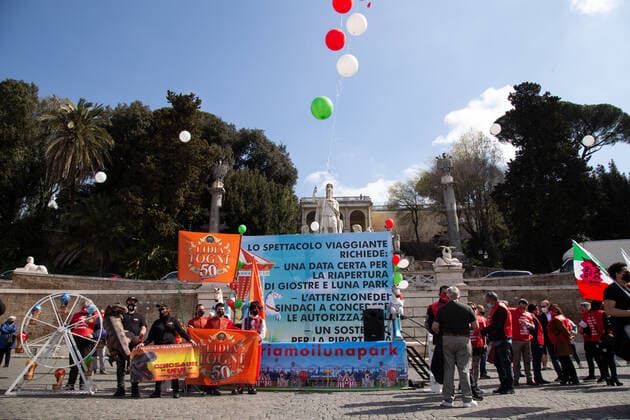 Italy: Protest of Circus Workers in Rome Demonstration in Piazza del Popolo in Rome organized by circus and amusement park workers Demonstration in Piazza del Popolo in Rome organized by circus and amusement park workers, to protest against the closure of hundreds of amusement parks in Italy and the cancellation of circus shows throughout Italy, over five thousand families without work and income since the first lockdown. Rome Italy Piazza del Popolo Copyright: MatteoxNardone