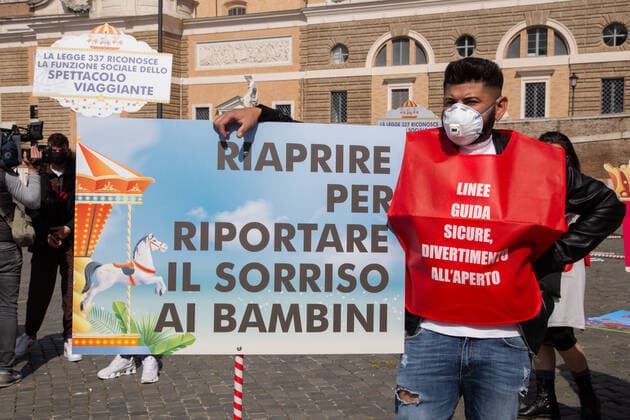 Italy: Protest of Circus Workers in Rome Demonstration in Piazza del Popolo in Rome organized by circus and amusement park workers Demonstration in Piazza del Popolo in Rome organized by circus and amusement park workers, to protest against the closure of hundreds of amusement parks in Italy and the cancellation of circus shows throughout Italy, over five thousand families without work and income since the first lockdown. Rome Italy Piazza del Popolo Copyright: MatteoxNardone
