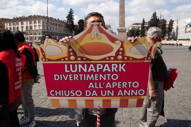 Italy: Protest of Circus Workers in Rome Demonstration in Piazza del Popolo in Rome organized by circus and amusement park workers Demonstration in Piazza del Popolo in Rome organized by circus and amusement park workers, to protest against the closure of hundreds of amusement parks in Italy and the cancellation of circus shows throughout Italy, over five thousand families without work and income since the first lockdown. Rome Italy Piazza del Popolo Copyright: MatteoxNardone