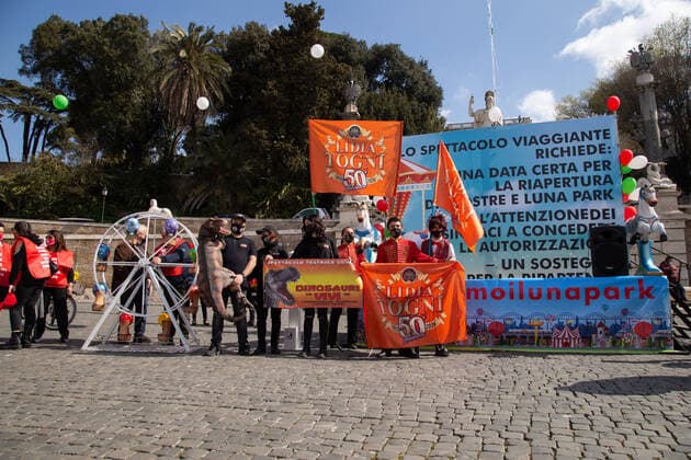 Italy: Protest of Circus Workers in Rome Demonstration in Piazza del Popolo in Rome organized by circus and amusement park workers Demonstration in Piazza del Popolo in Rome organized by circus and amusement park workers, to protest against the closure of hundreds of amusement parks in Italy and the cancellation of circus shows throughout Italy, over five thousand families without work and income since the first lockdown. Rome Italy Piazza del Popolo Copyright: MatteoxNardone