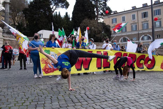 Italy: Protest of Circus Workers in Rome Performance during demonstration in Piazza del Popolo in Rome organized by circus and amusement park workers Demonstration in Piazza del Popolo in Rome organized by circus and amusement park workers, to protest against the closure of hundreds of amusement parks in Italy and the cancellation of circus shows throughout Italy, over five thousand families without work and income since the first lockdown. Rome Italy Piazza del Popolo Copyright: MatteoxNardone