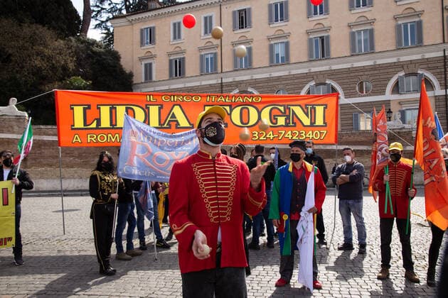 Italy: Protest of Circus Workers in Rome Performance during demonstration in Piazza del Popolo in Rome organized by circus and amusement park workers Demonstration in Piazza del Popolo in Rome organized by circus and amusement park workers, to protest against the closure of hundreds of amusement parks in Italy and the cancellation of circus shows throughout Italy, over five thousand families without work and income since the first lockdown. Rome Italy Piazza del Popolo Copyright: MatteoxNardone