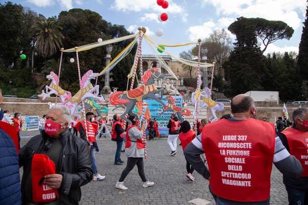 Italy: Protest of Circus Workers in Rome Demonstration in Piazza del Popolo in Rome organized by circus and amusement park workers Demonstration in Piazza del Popolo in Rome organized by circus and amusement park workers, to protest against the closure of hundreds of amusement parks in Italy and the cancellation of circus shows throughout Italy, over five thousand families without work and income since the first lockdown. Rome Italy Piazza del Popolo Copyright: MatteoxNardone
