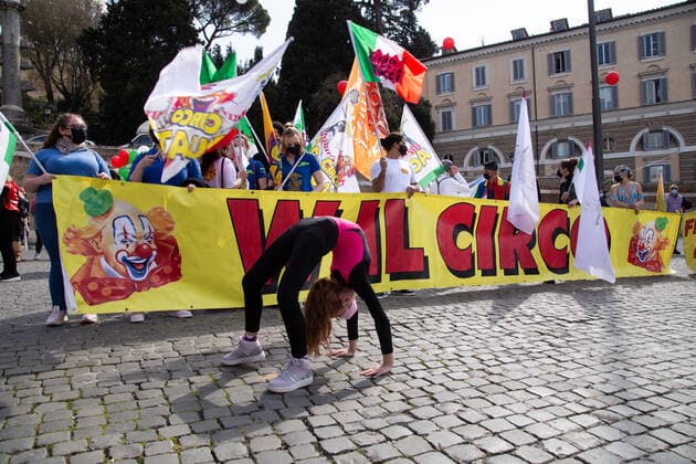 Italy: Protest of Circus Workers in Rome Performance during demonstration in Piazza del Popolo in Rome organized by circus and amusement park workers Demonstration in Piazza del Popolo in Rome organized by circus and amusement park workers, to protest against the closure of hundreds of amusement parks in Italy and the cancellation of circus shows throughout Italy, over five thousand families without work and income since the first lockdown. Rome Italy Piazza del Popolo Copyright: MatteoxNardone
