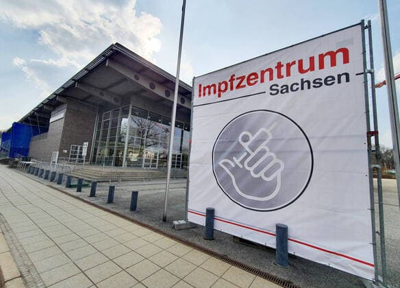 News Bilder des Tages Neues Impfzentrum 26.03.2021, Chemnitz, Fabrikstrasse, Corona, Wie bereits angekündigt, wird die vom Deutschen Roten Kreuz betriebene Einrichtung ab Samstag, den 27. März, in der Richard-Hartmann-Halle ihren Betrieb aufnehmen. Die Verlegung des Impfzentrums ist notwendig, weil in der Hartmann-Halle mehr Impfstrecken aufgebaut und damit mehr Menschen gleichzeitig geimpft werden können. Insgesamt können bei einem vollen Ausbau dort bis zu 3.000 Menschen täglich geimpft werden – sofern ausreichend Impfstoff vorhanden ist. Chemnitz Sachsen BRD