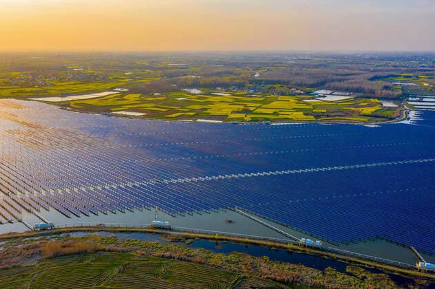 IMAGO Nature: Unsere Erde, Energiequellen, Photovoltaik HEFEI, CHINA - MARCH 25: Aerial view of solar panels installed atop a reservoir at a fishery-solar hybrid photovoltaic power station on March 25, 2021 in Anhui, Hefei Province of China.  Copyright: xVCGx CFP111322964967