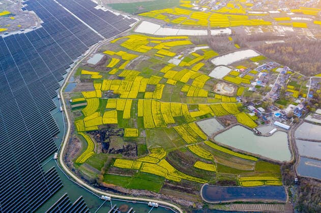 IMAGO Nature: Unsere Erde, Energiequellen, Photovoltaik HEFEI, CHINA - MARCH 25: Aerial view of solar panels installed atop a reservoir at a fishery-solar hybrid photovoltaic power station on March 25, 2021 in Anhui, Hefei Province of China.  Copyright: xVCGx CFP111322964970