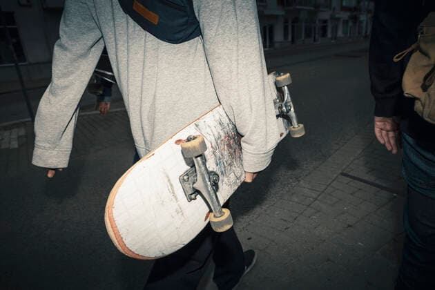 IMAGO Creative: Momentaufnahmen Male friends with skateboard walking on footpath at dusk Sweden, Malmo, model released Copyright: xKentarooxTrymanx , MA85146