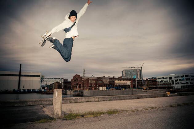 IMAGO Creative: Sport Start-Up Mid adult man with skateboard jumping against sky Sweden, Malmo, model released Copyright: xKentarooxTrymanx , MA85152