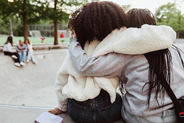 IMAGO Creative: Gesellschaft, Integration Rear view of female friends with arms around at skateboard park Sweden,Stockholm, model released Copyright: xMaskotx , MA85383
