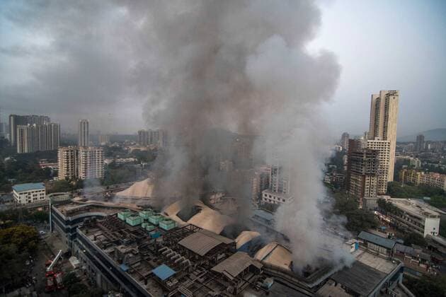 Bilder des Jahres 2021, News 03 März News Themen der Woche KW12 News Bilder des Tages MUMBAI, INDIA - MARCH 26: Plumes of smoke rising after a major fire broke out at Dreams Mall, Bhandup on March 26, 2021 in Mumbai, India. 11 people died in a major fire broke out at a mall in Mumbai that houses a Covid-19 hospital on the third floor in Thursday night. The premises also houses Sunrise Hospital, which was being used to treat Covid-19 patients. (Photo by Pratik Chorge Hindustan Times) Eleven Killed In Fire At Sunrise Hospital In Mumbai