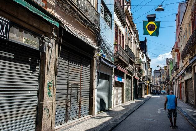 Emergency Pause in Rio RIO DE JANEIRO, BRAZIL, MAR 26: EMERGENCY PAUSE IN RIO - Closed stores at a downtown popular shopping street since the mayor declared a 10-day emergency pause in activities in an attempt to reduce COVID-19 cases in the city on March 26, 2021. ( Photo by Chico Ferreira Penta Press ) Rio de Janeiro Brazil 6427_235951 Copyright: xChicoxFerreira PentaxPressx