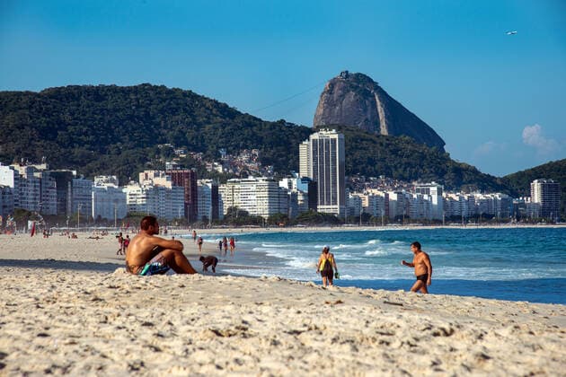 Emergency Pause in Rio RIO DE JANEIRO, BRAZIL, MAR 26: EMERGENCY PAUSE IN RIO - View of Copacabana beach almost empty on a Friday since the mayor declared a 10-day emergency pause in activities in an attempt to reduce COVID-19 cases in the city on March 26, 2021. ( Photo by Chico Ferreira Penta Press ) Rio de Janeiro Brazil 6427_235955 Copyright: xChicoxFerreira PentaxPressx