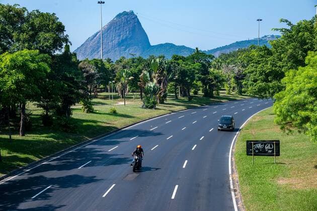 Emergency Pause in Rio RIO DE JANEIRO, BRAZIL, MAR 26: EMERGENCY PAUSE IN RIO - Flamengos Park Highway almost empty on a Friday since the mayor declared a 10-day emergency pause in activities in an attempt to reduce COVID-19 cases in the city on March 26, 2021. ( Photo by Chico Ferreira Penta Press ) Rio de Janeiro Brazil 6427_235962 Copyright: xChicoxFerreira PentaxPressx