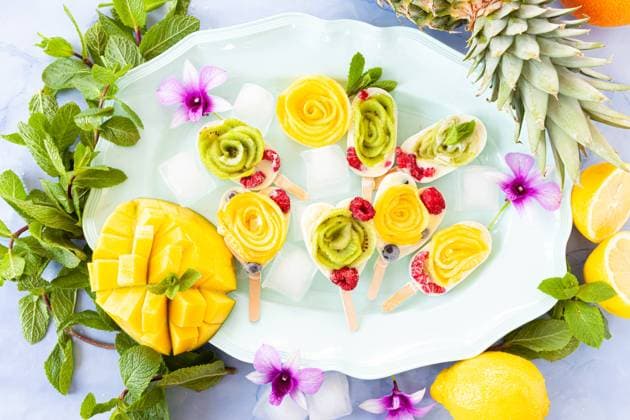 Hausgemachte Eis am Stiel mit Früchten und Kokosmilch *** Homemade popsicles with fruit and coconut milk 1079706553