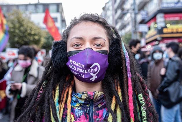 News Bilder des Tages March 26, 2021, Istanbul, Turkey: A protester wearing a face mask takes part during the demonstration..Women gather in Kadikoy neighbourhood (Istanbul) to protest against the governmentÂ¥s decision to pull out of the Istanbul Convention. Turkey has pulled out of an international accord designed to protect women against domestic violence. The Istanbul Convention has caused friction within the presidentÂ¥s party as they say it undermines family structures. Istanbul Turkey - ZUMAs197 20210326_zaa_s197_219 Copyright: xAlbaxCambeirox