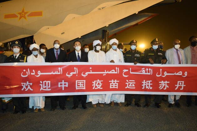 (210327) -- KHARTOUM, March 27, 2021 -- Chinese Ambassador to Sudan Ma Xinmin (4th L, front) and Sudanese officials pose for a group photo while receiving the Chinese vaccines at the Khartoum International Airport in Khartoum, Sudan, March 26, 2021. A batch of China s Sinopharm COVID-19 vaccines, donated by the Chinese government to Sudan, arrived here on Friday. ) SUDAN-KHARTOUM-CHINESE VACCINE-ARRIVAL MaxYichong 