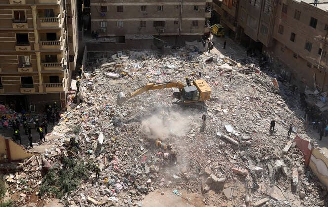 Bilder des Jahres 2021, News 03 März News Themen der Woche KW12 News Bilder des Tages (210327) -- CAIRO, March 27, 2021 -- Rescuers search for people under debris of a collapsed building in Cairo, Egypt, March 27, 2021. Five persons were killed and 24 others injured Saturday in a building collapse in Egypt s capital Cairo, according to a statement by the Cairo Governorate. (Photo by Xinhua) EGYPT-CAIRO-BUILDING COLLAPSE-RESCUE MohamedxAsad 
