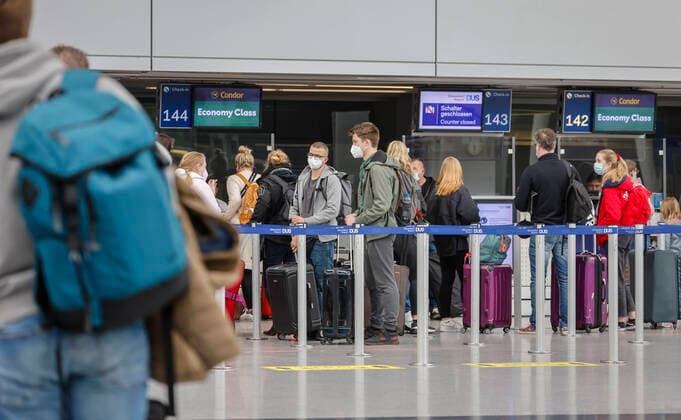 Düsseldorf, Nordrhein-Westfalen, Deutschland - Flughafen Düsseldorf, Osterurlauber am Condor Check-in Schalter in Zeiten der Coronapandemie auf dem Weg nach Mallorca, vor dem Flug nach Spanien und auch vor dem Rückflug nach Deutschland müssen Flugreisende einen negativen Coronatest vorweisen. Düsseldorf Nordrhein-Westfalen Deutschland