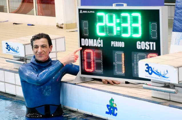 Bilder des Jahres 2021, News 03 März News Themen der Woche KW12 News Bilder des Tages Budimir Buda Sobat broke record in breath-hold diving Budimir Buda Sobat, the world Guinness World Record holder in scuba diving, broke his own record of 24 minutes and 11 seconds under water, which is now 24 minutes and 33 seconds, in Sisak, Croatia, on March 27, 2021. NikolaxCutuk PIXSELL