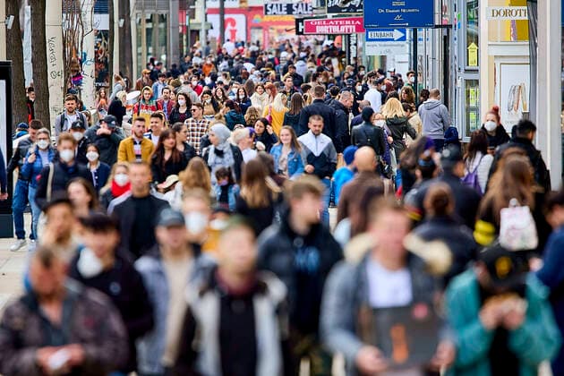 Bilder des Jahres 2021, News 03 März News Themen der Woche KW12 News Bilder des Tages - Wien 27.03.2021 - Coronavirus Krise - Heute war der letzte Einkaussamstag vor Ostern da ab Gründonnerstag bis Dienstag nach Ostern alle Geschäfte eine sogenannte Osterruhe oder Mini Lockdown einlegen müssen. Nach Ostern müssen Kunden für einige Tage einen negativen Coronatest vorzeigen um die Geschäfte betreten zu dürfen. Ausgenommen von beiden Regelungen sind Supermärkte, Apotheken und sonstige für den täglivhen Bedarf notwendigen Betriebe. PHOTO: Viele Menschen auch in der Mariahilferstrasse im 7. Bezirk. Vienna, Austria - Coronavirus Crisis - Today was the last Saturday for shopping before Easter because from Maundy Thursday to Tuesday after Easter, all shops have to put in a so-called Easter rest or mini lockdown. After Easter, 