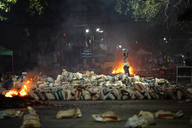 Bilder des Jahres 2021, News 03 März News Themen der Woche KW12 News Bilder des Tages March 27, 2021, Yangon, Myanmar: Bags pilled as barricades during the demonstration..Myanmar military attack protesters with rubber bullets, live ammunition, tear gas and sound bombs in response. The death toll for today is 144 and the highest death toll since the military coup in February 1. Yangon Myanmar - ZUMAs197 20210327_zaa_s197_163 Copyright: xTheintxMonxSoex